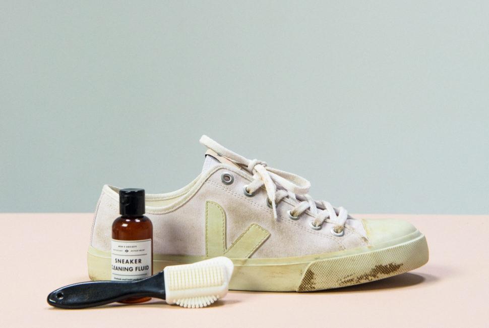 Cara merawat sepatu sneakers putih bahan kanvas