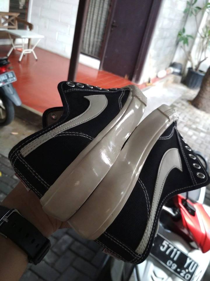 sepatucompass glossy midsole