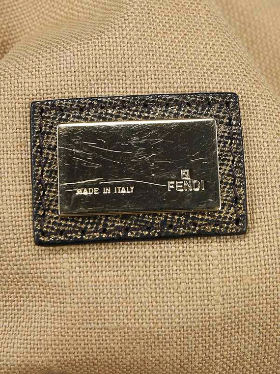 Logo tas Fendi yang palsu
